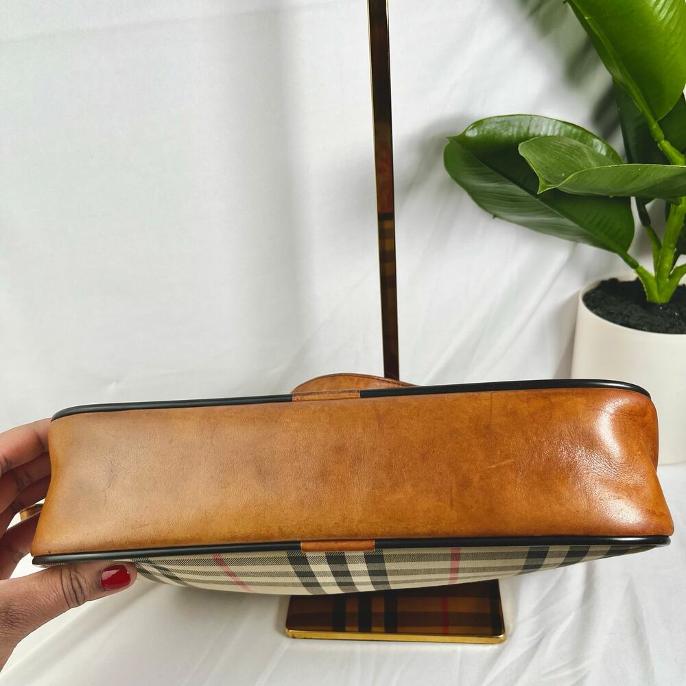 BURBERRY Vintage Novacheck Leather and Gold Hardware Shoulder Bag - Picture 7 of 9